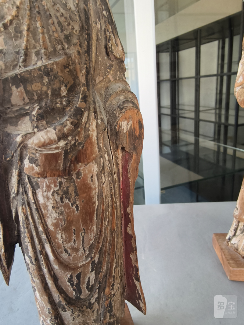 TWO WOOD FIGURES OF BODHISATTVAS - 图11